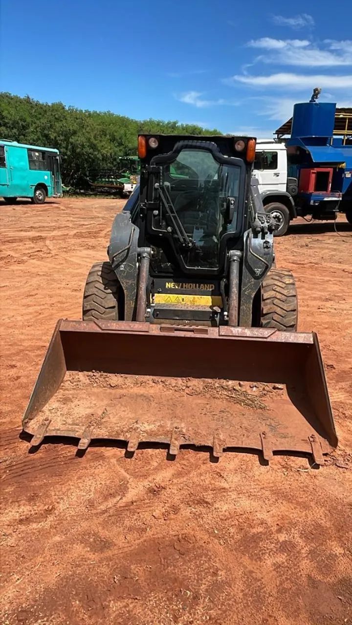 Mini Carregadeira NH L218 ano 2018 - Foto 3