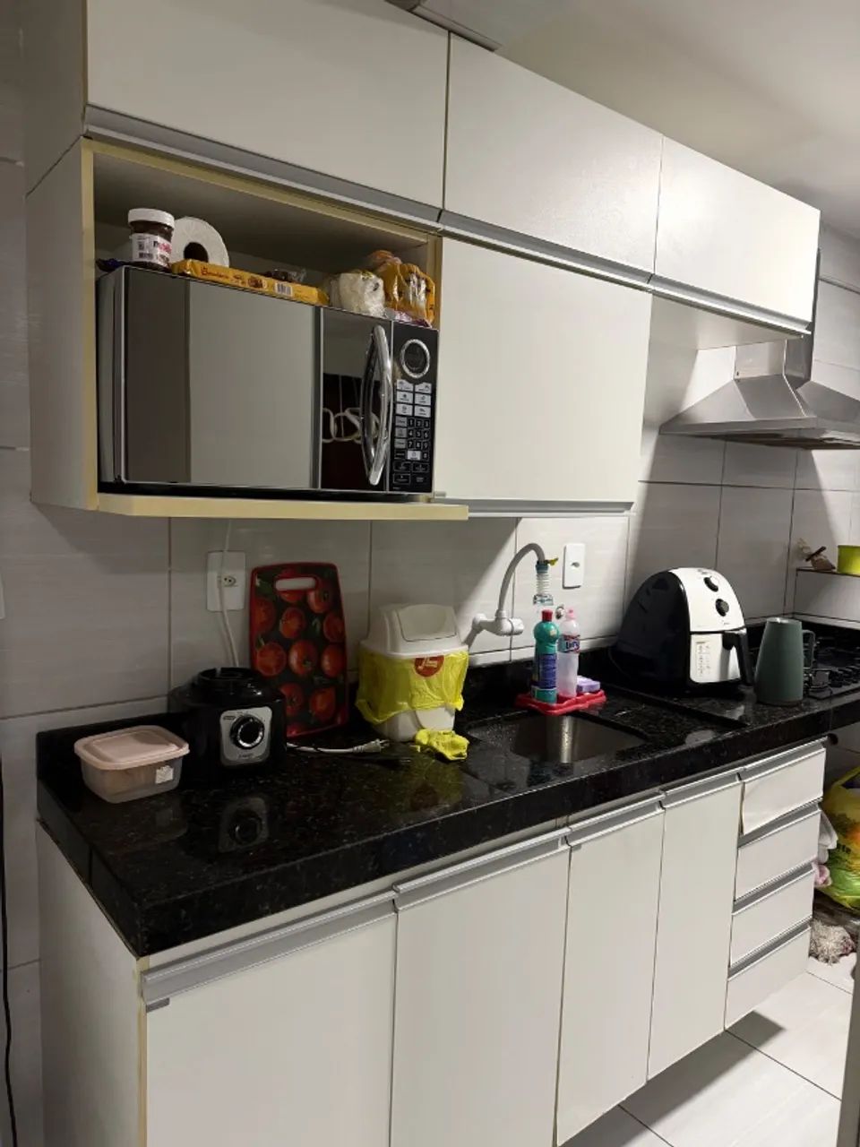 Cozinha usada completa com eletrodomésticos 