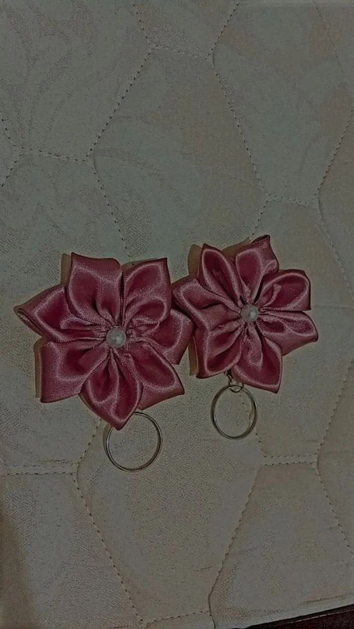 Chaveiro de Flor de Cetim - Foto 3