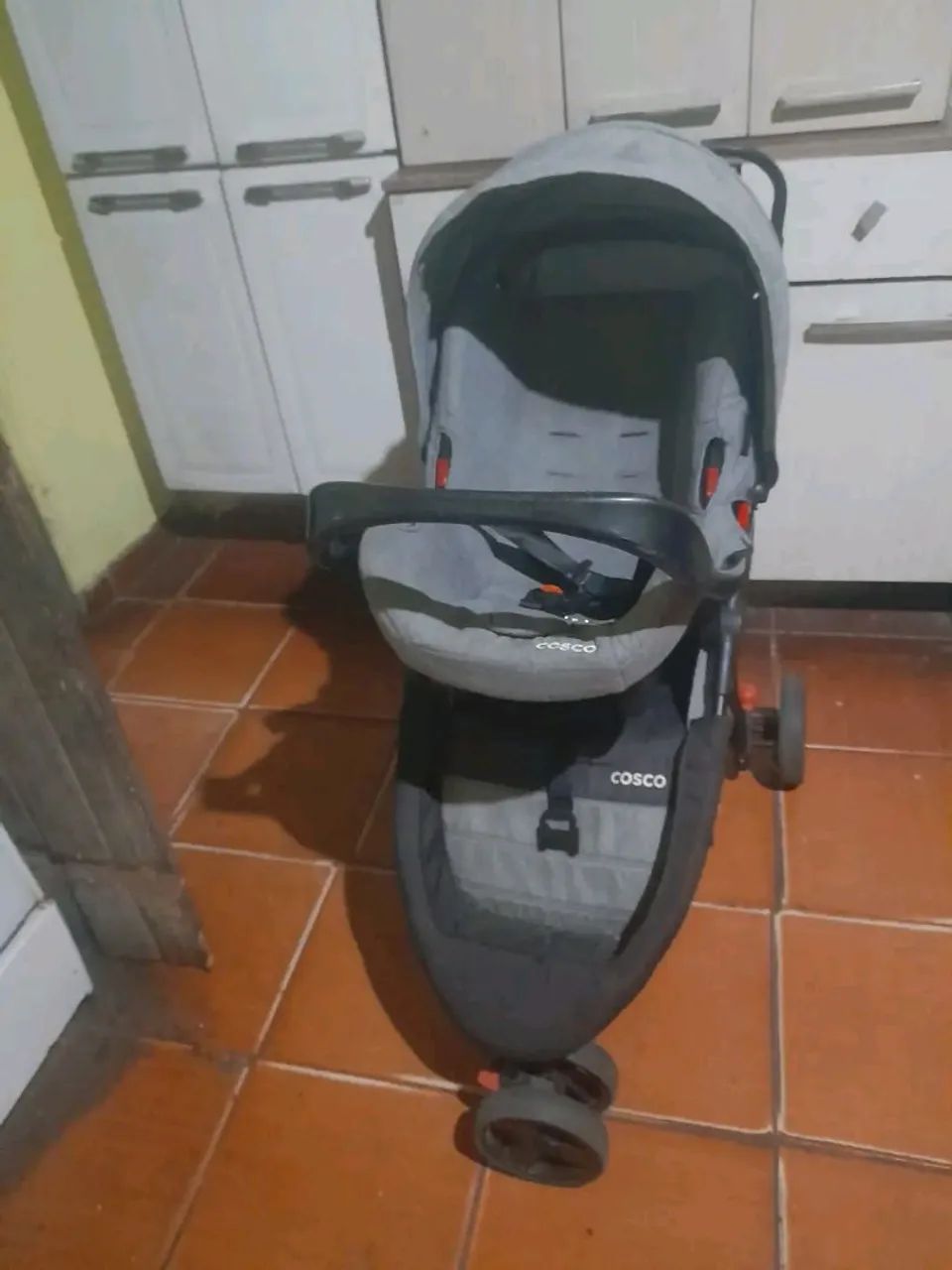 Carrinho de bebê com bebê conforto  - Foto 4