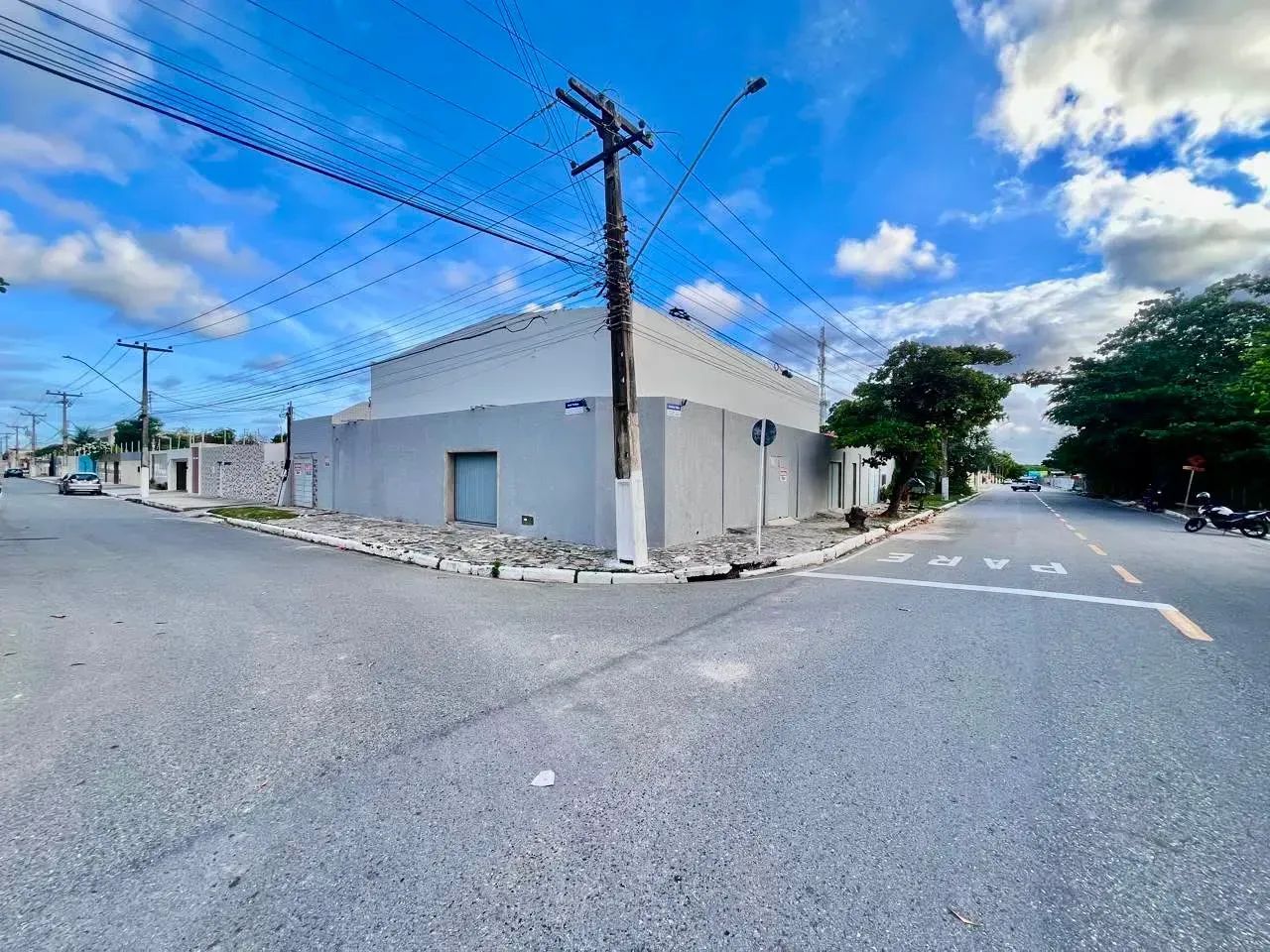 PRÉDIO COMERCIAL PARA LOCAÇÃO NA COROA DO MEIO!