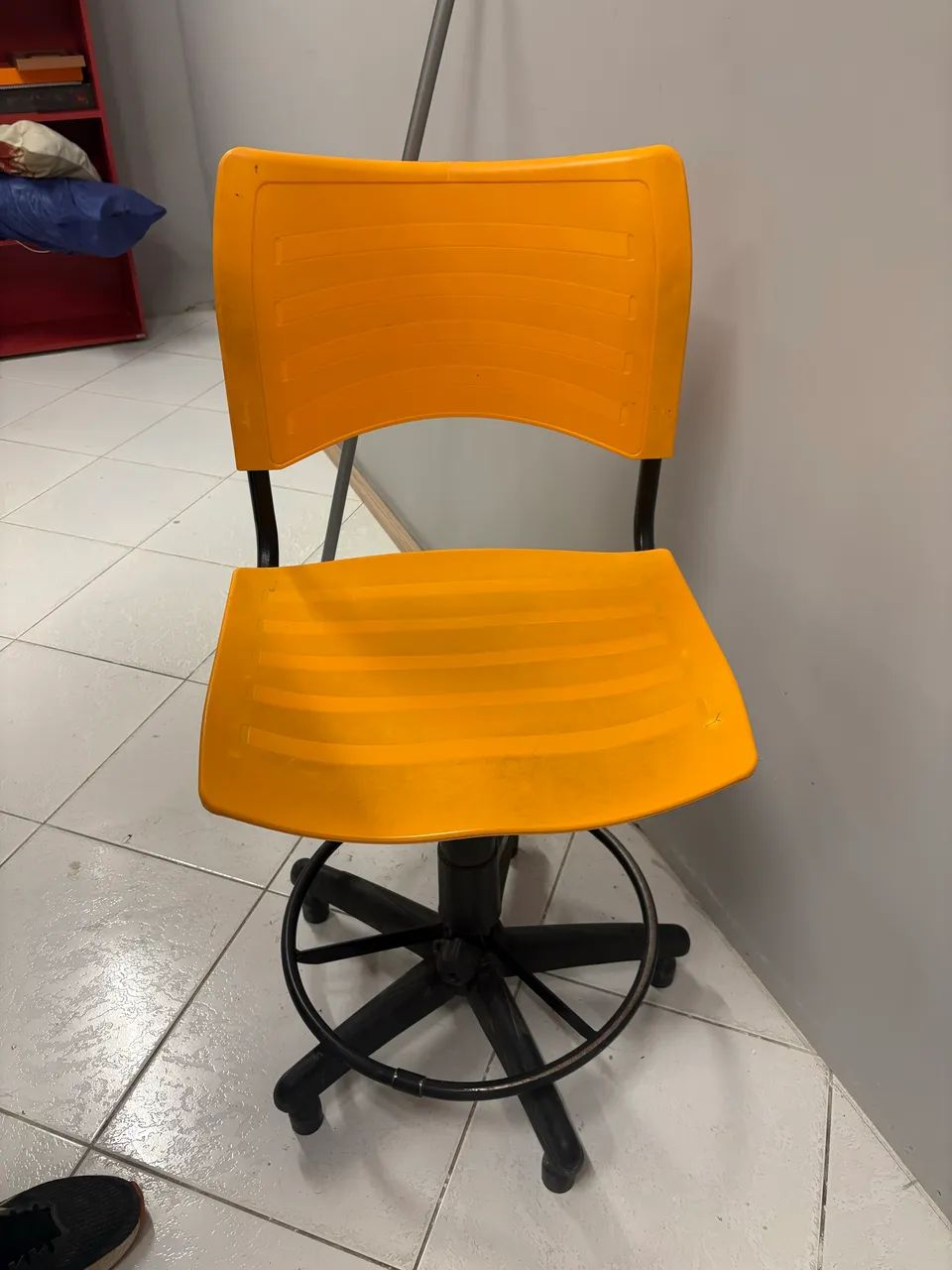 Cadeira giratória laranja 