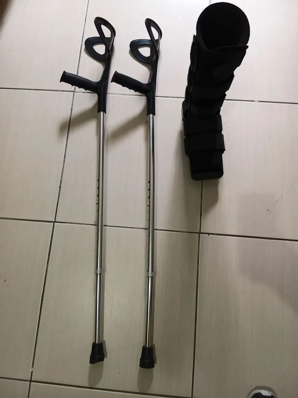 Muletas e bota ortopédica  - Foto 2