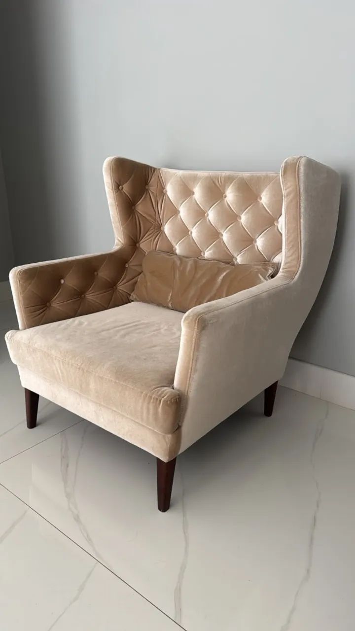 Poltrona Decorativa Capitonê Bege - Grande e Confortável