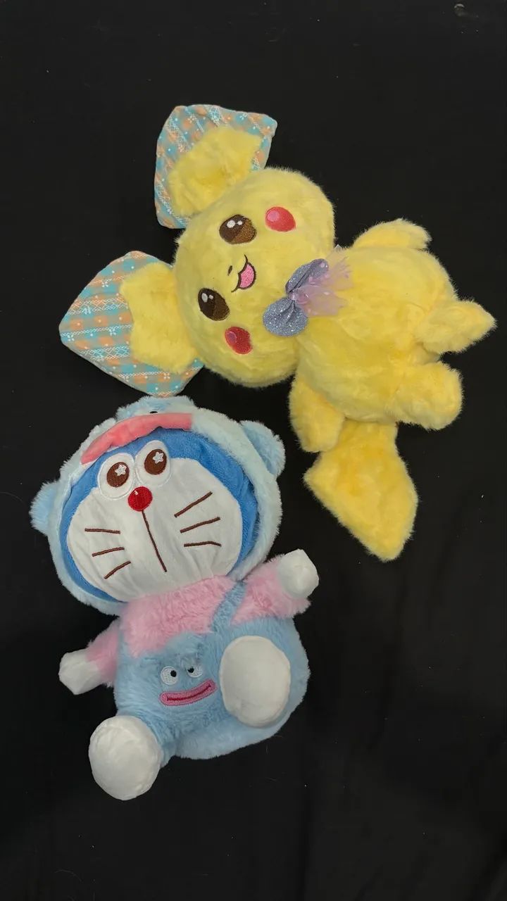 kit 2 pelúcia pikachu e doreamon pegos em maquina  - Foto 2