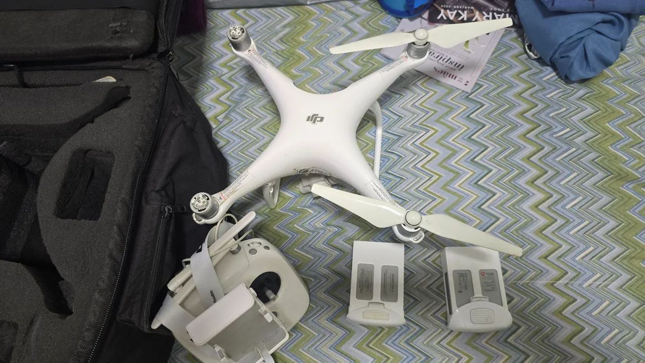 DRONE DJI PHANTON P 4 COM 2 BATERIAS E BOLSA DE VIAGEM  - Foto 2