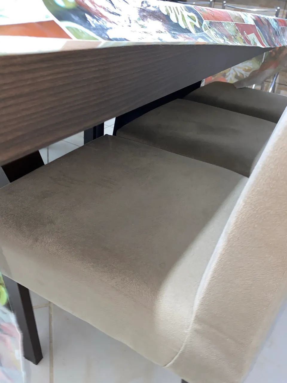 Mesa com 6 Cadeiras Estofadas  - Foto 3