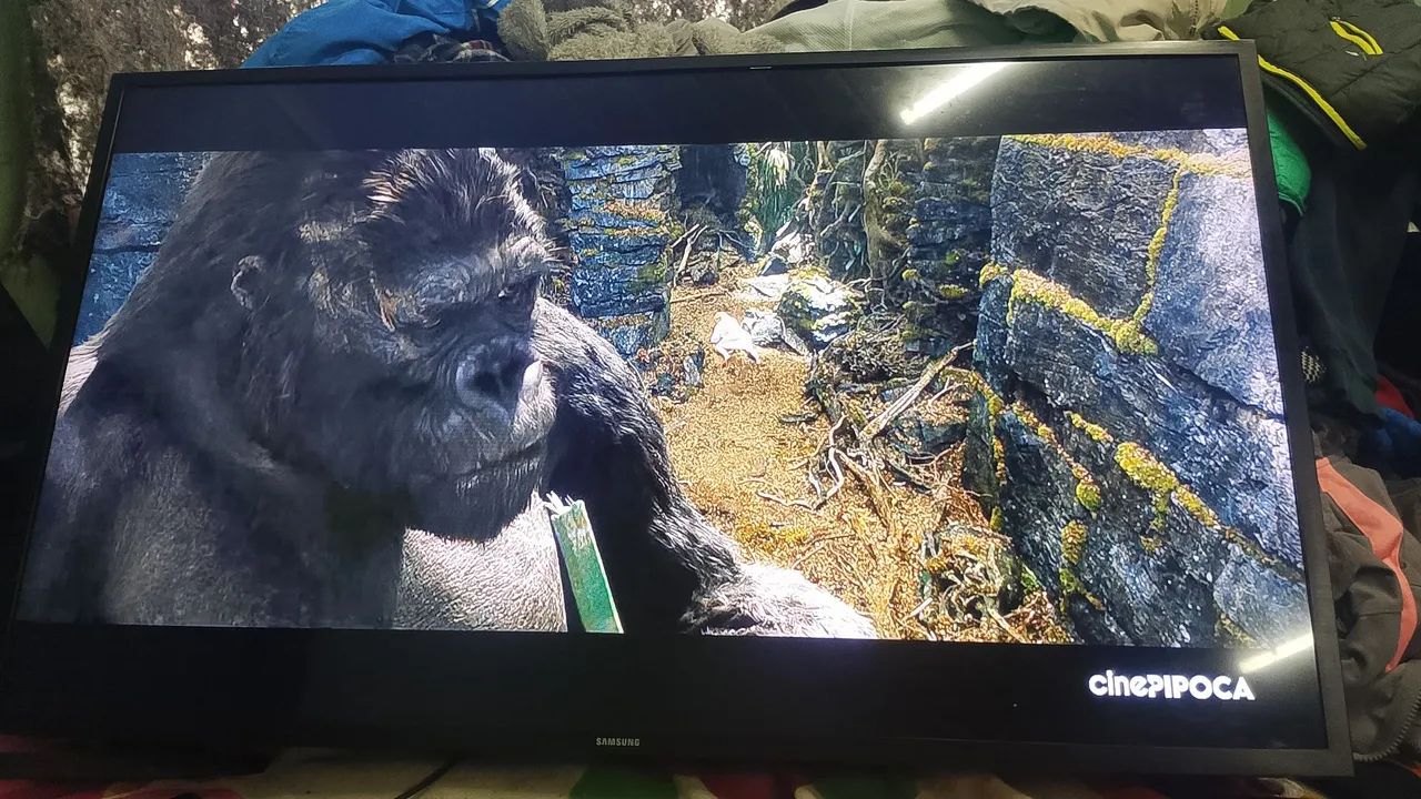 Vendo tv smart Samsung 43 polegadas funcionando tudo só tem linha baixo da tv não interfe  - Foto 2