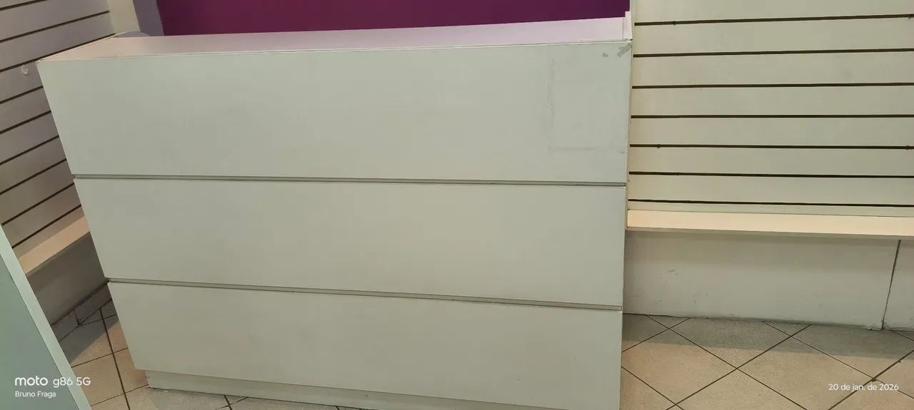 Balcão de Loja imponente , possuí duas gavetas com chave , tem bastante espaço 
