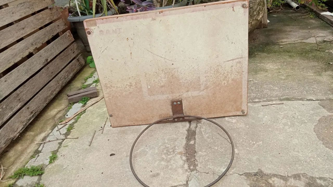 Cesta de basquete.