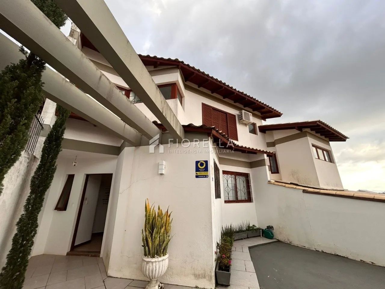 Excelente Casa com 05 dormitórios sendo 02 suítes no bairro Itaguaçu/Florianópolis.