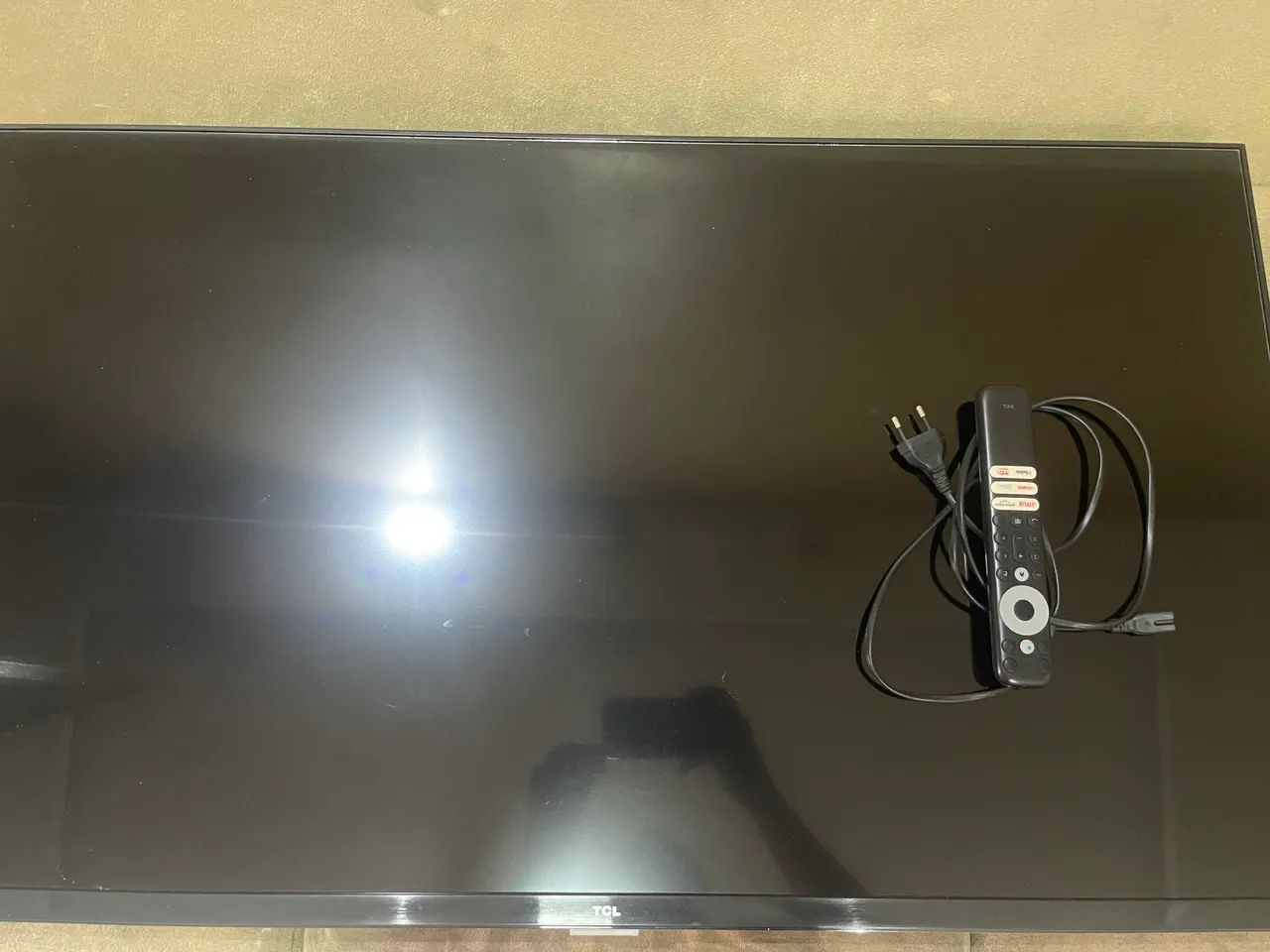     . Smart TV TCL Android, excelente estado, controle e cabo inclusos. 
