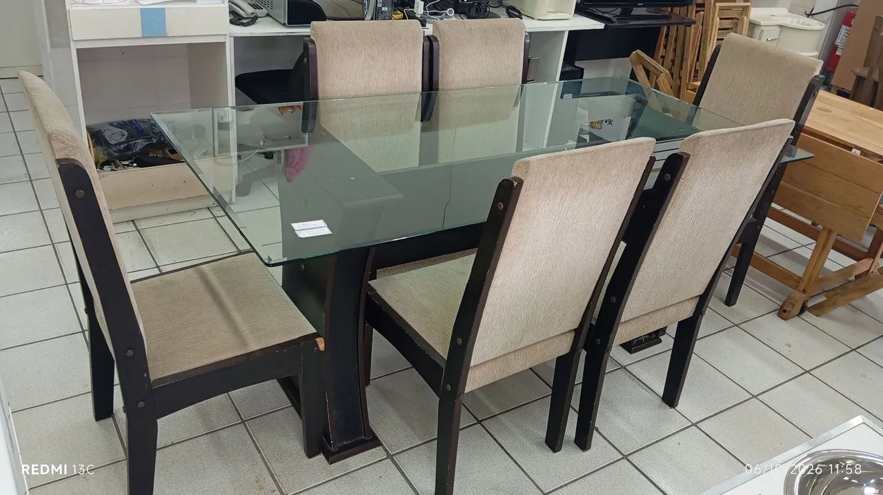 Vendo mesa de vidro com 6 cadeiras estofadas  - Foto 5