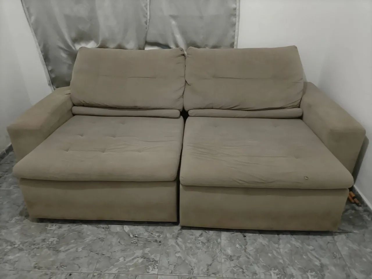 Sofá Retrátil e Reclinável Bege Suede - Confortável e Espaçoso