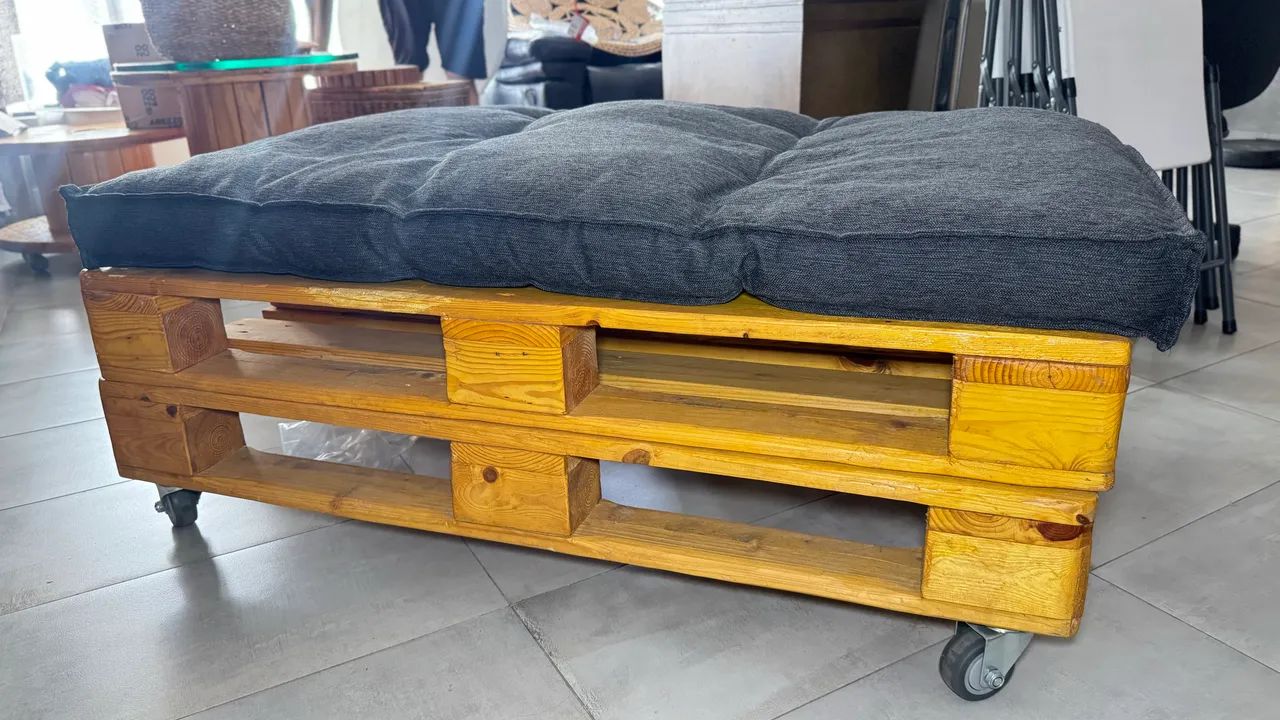 Pallet envernizado pode ser usado com sofá ou centro  - Foto 2