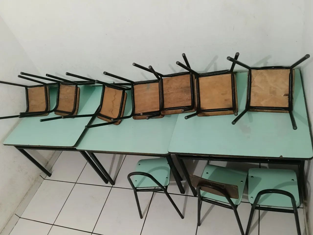 Mesa infantil de ferro e madeira. - Foto 3