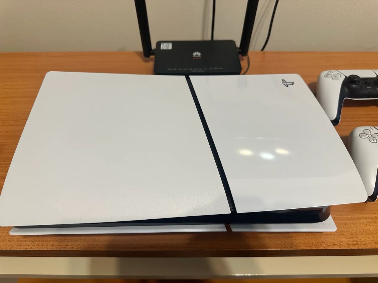 PlayStation 5 com 2 controles e um jogo