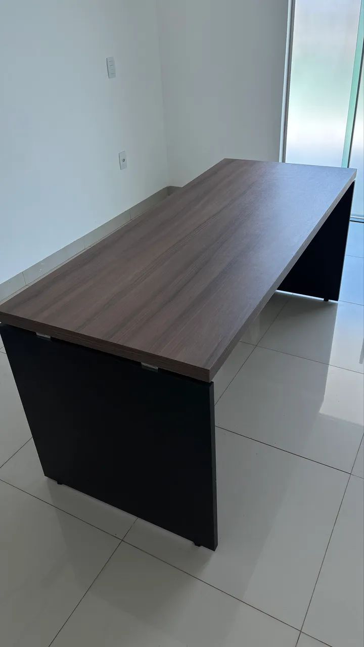 Mesa de escritório e armário 