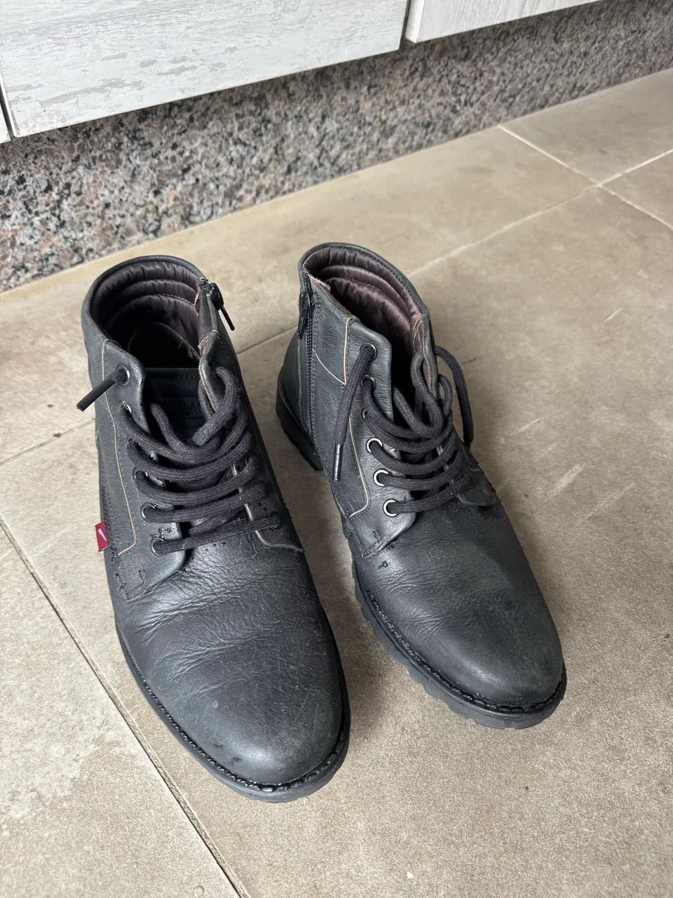 Bota ferracini com zíper 