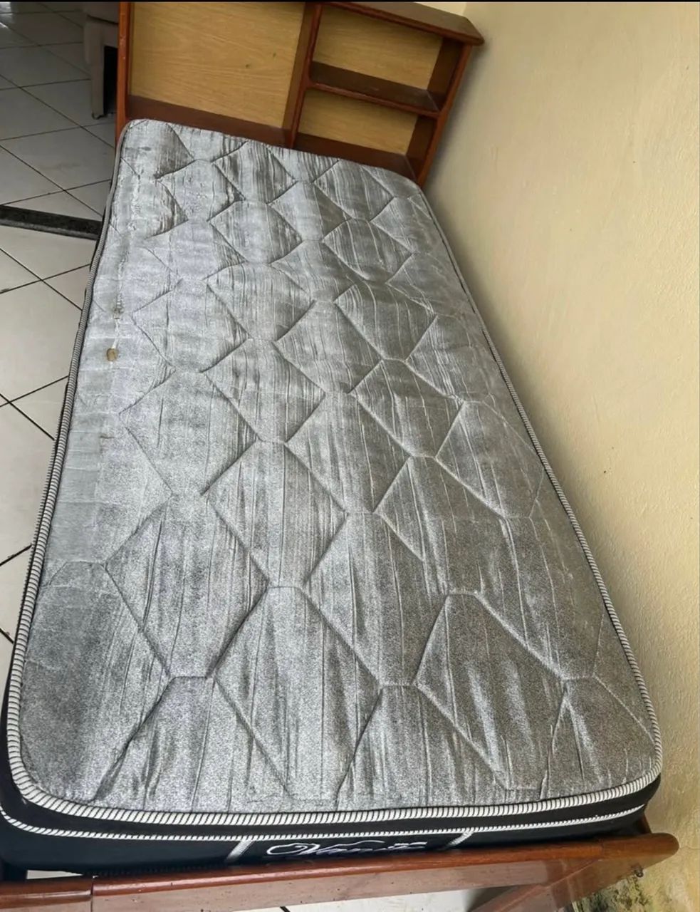 Cama em madeira com colchão 