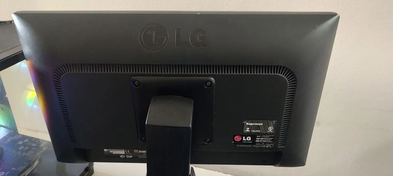 Monitor LG 20" VGA/DVI com base giratória  - Foto 3
