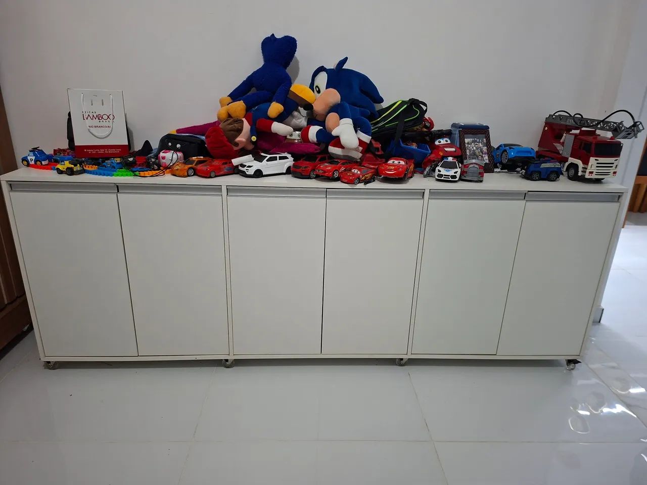 Balcão novo com seis portas 