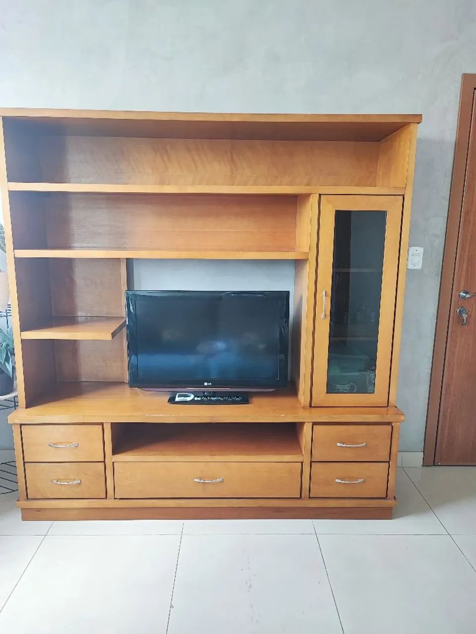 Rack de madeira com armários e gavetas para televisão e sala  - Foto 2
