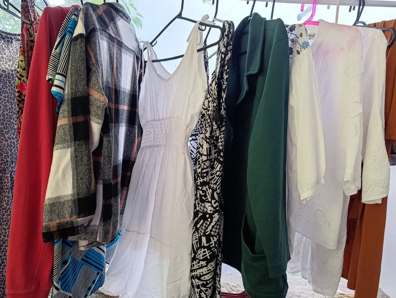 Lote de roupas e calçados para brechó  - Foto 2