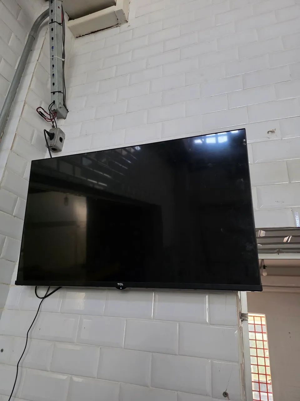 Tv TLC 32 polegadas (sem a base)