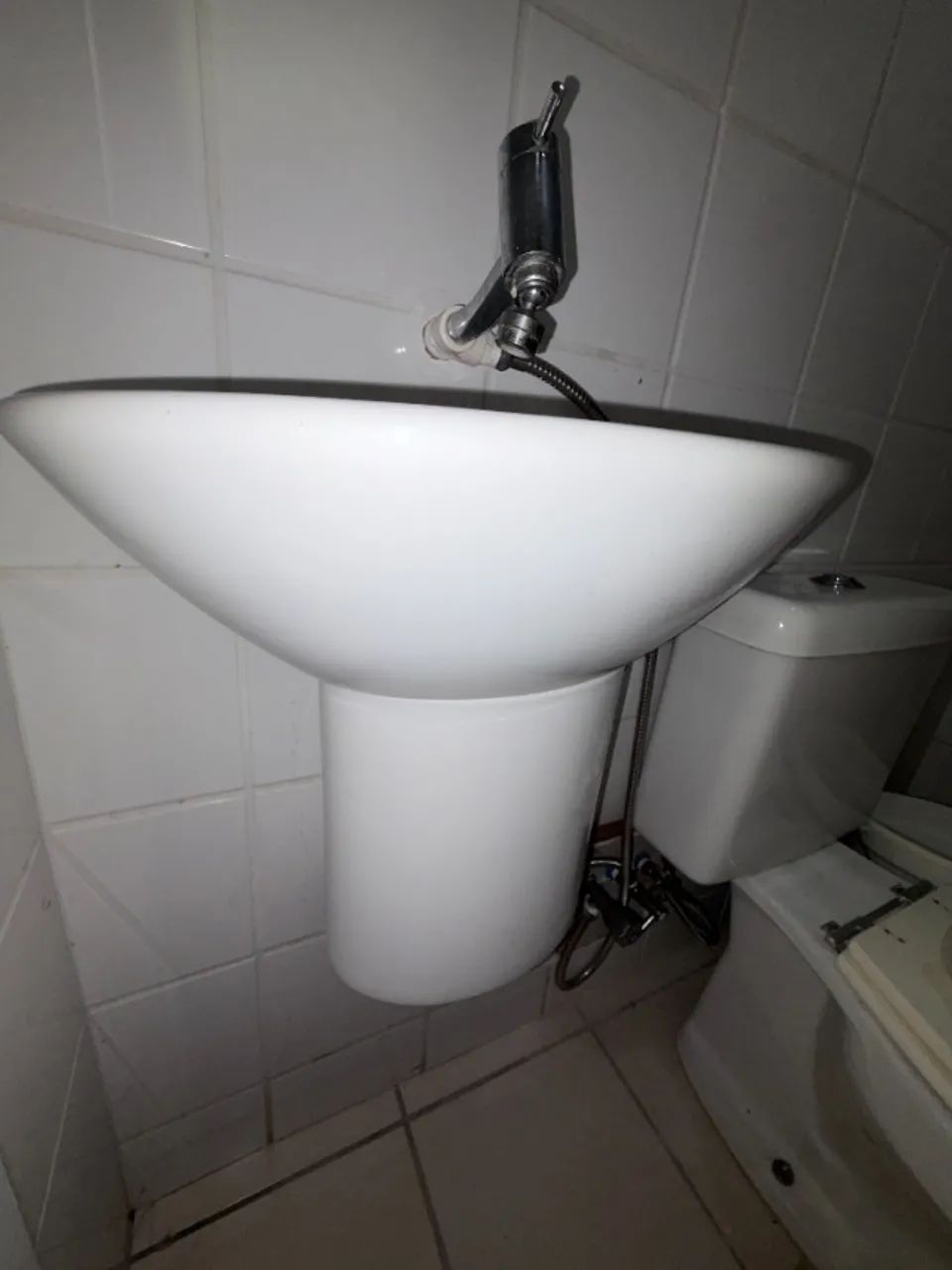 lavatório para lavabo marca Deca, com coluna 