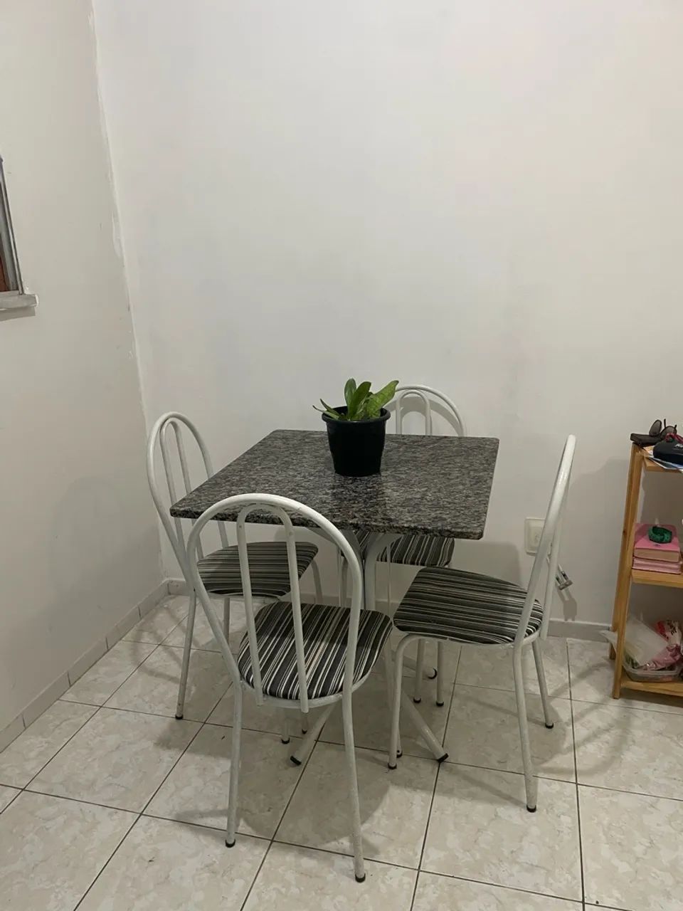 Mesa com 4 cadeiras 