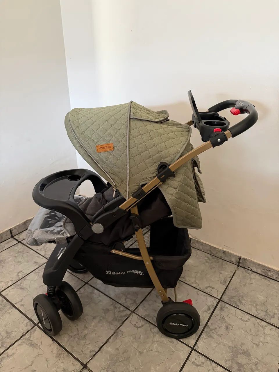 Carrinho de bebê com bebê conforto 