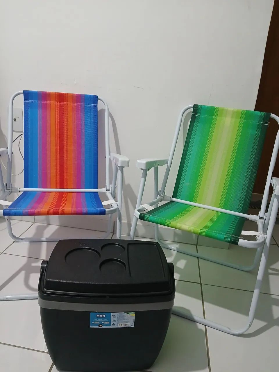 Vende-se 2 Caderas de praia e Caixa termica de 18 litros Combo praia