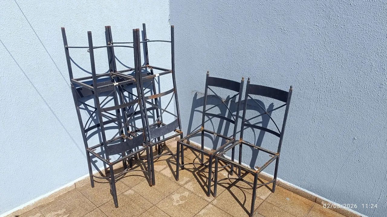 Mesa de vidro e jogo de cadeiras em ferro. - Foto 2