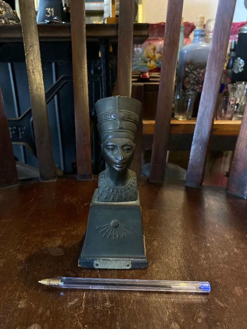 Antiga escultura representando busto de Nefertiti (ref:305)