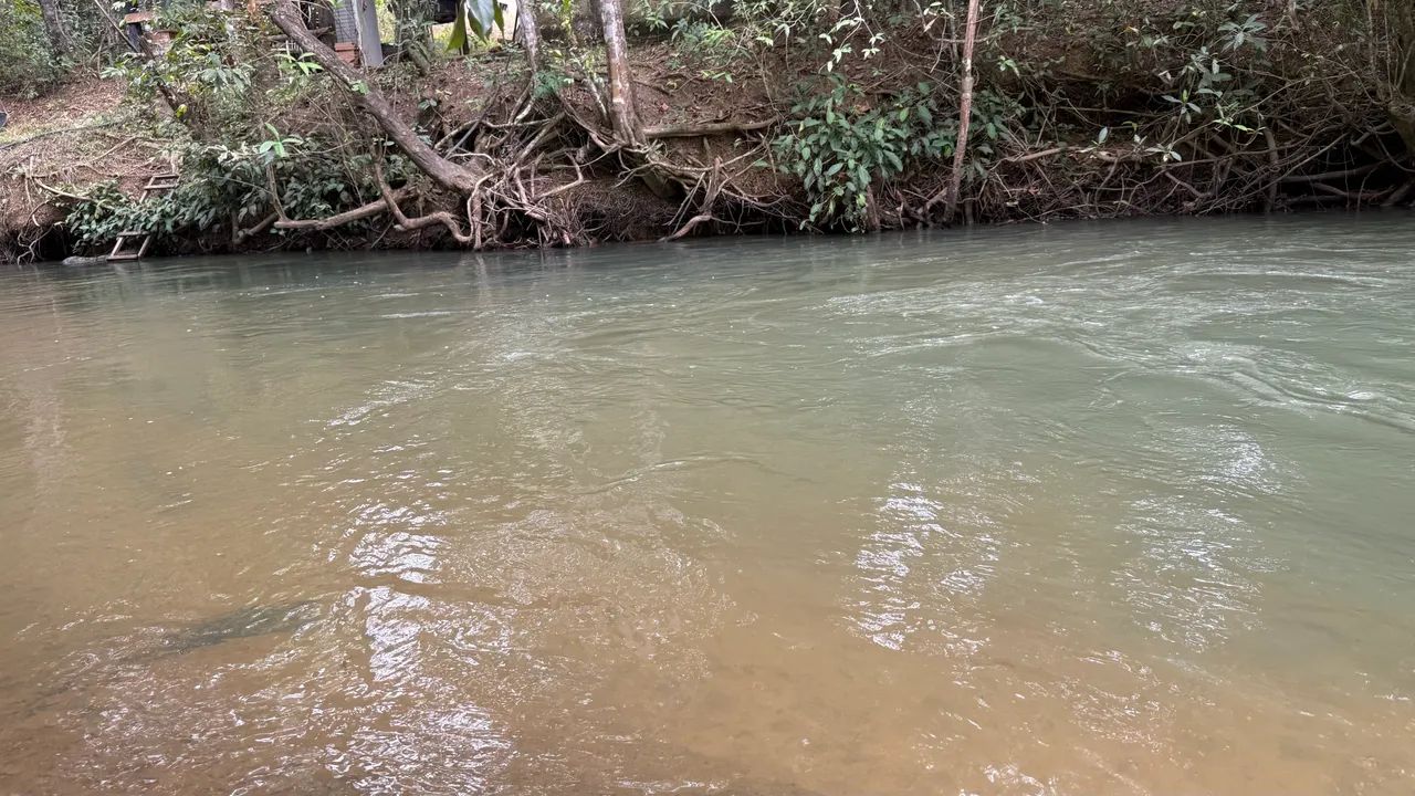 Chacara de 2.200mt com rio passa 4 no fundo próxima da cidade!