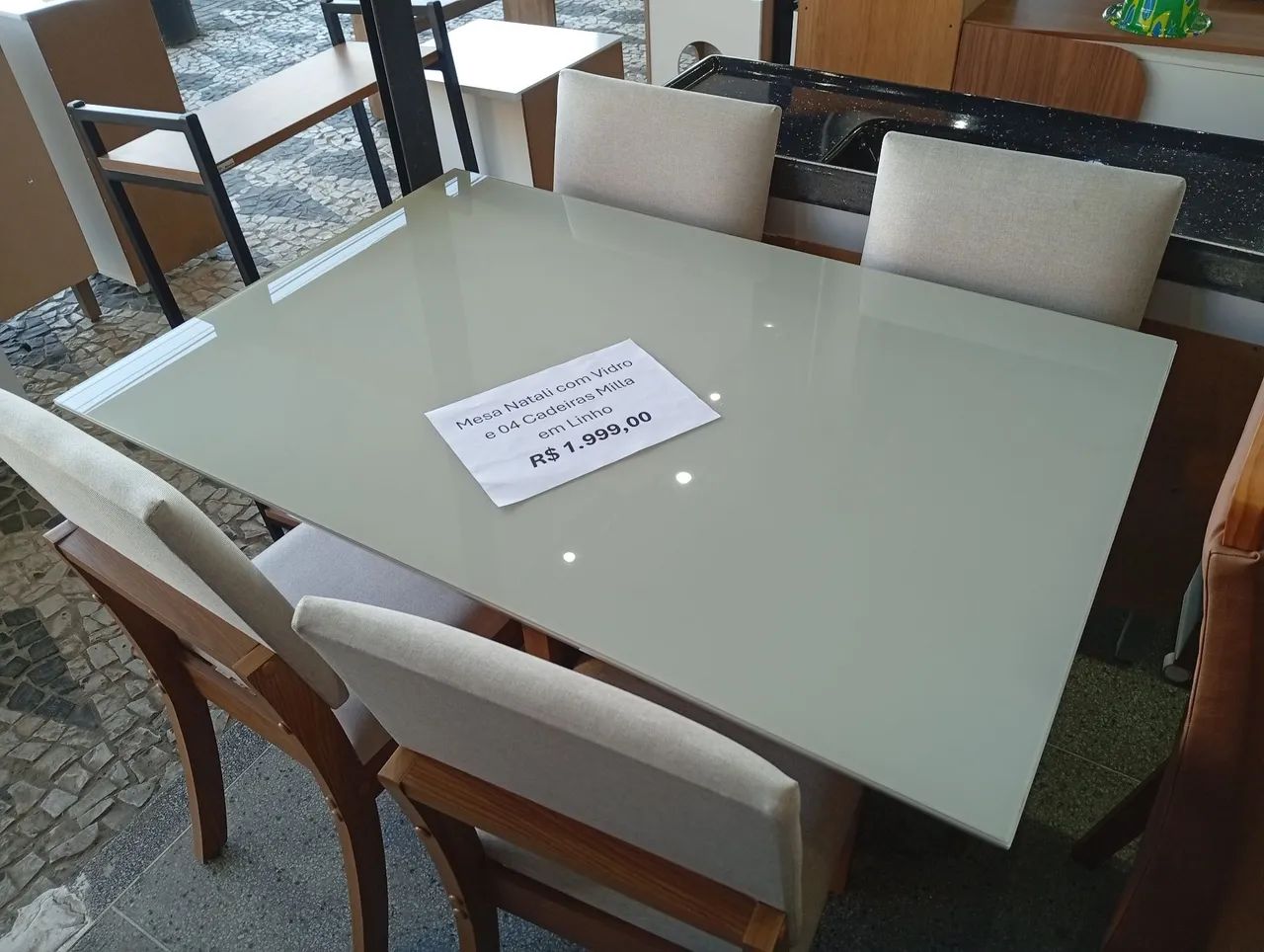 Mesa Natali com Vidro e 4 cadeiras estofadas em Linho