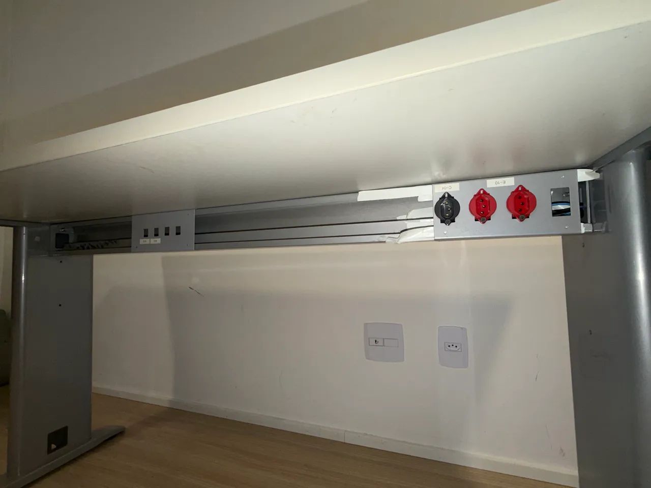 Mesa de Escritório Profissional com Tomadas - Foto 2