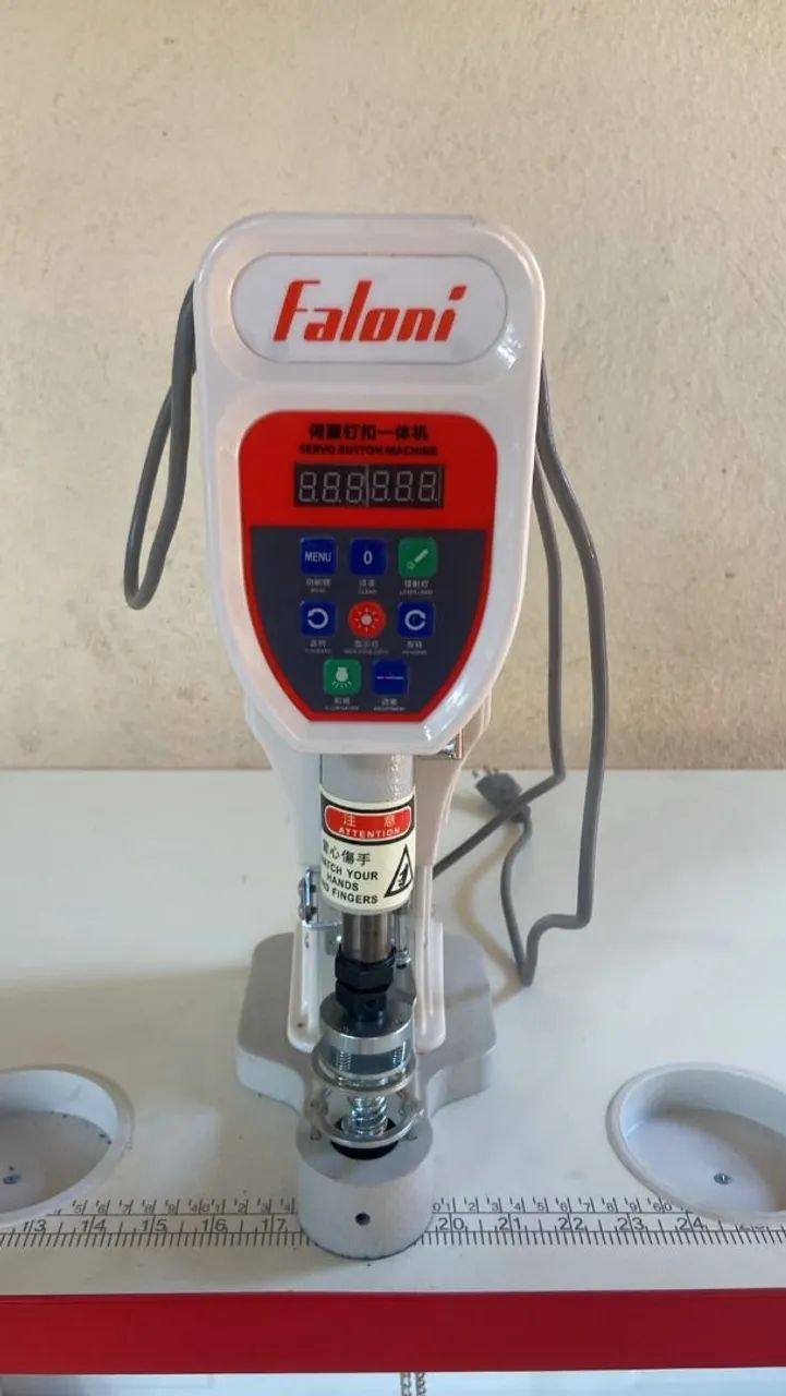 Máquina de pregar botões e ilhos 