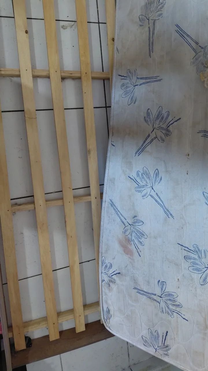 Parte debaixo de cama com rodinha e colchão. - Foto 3