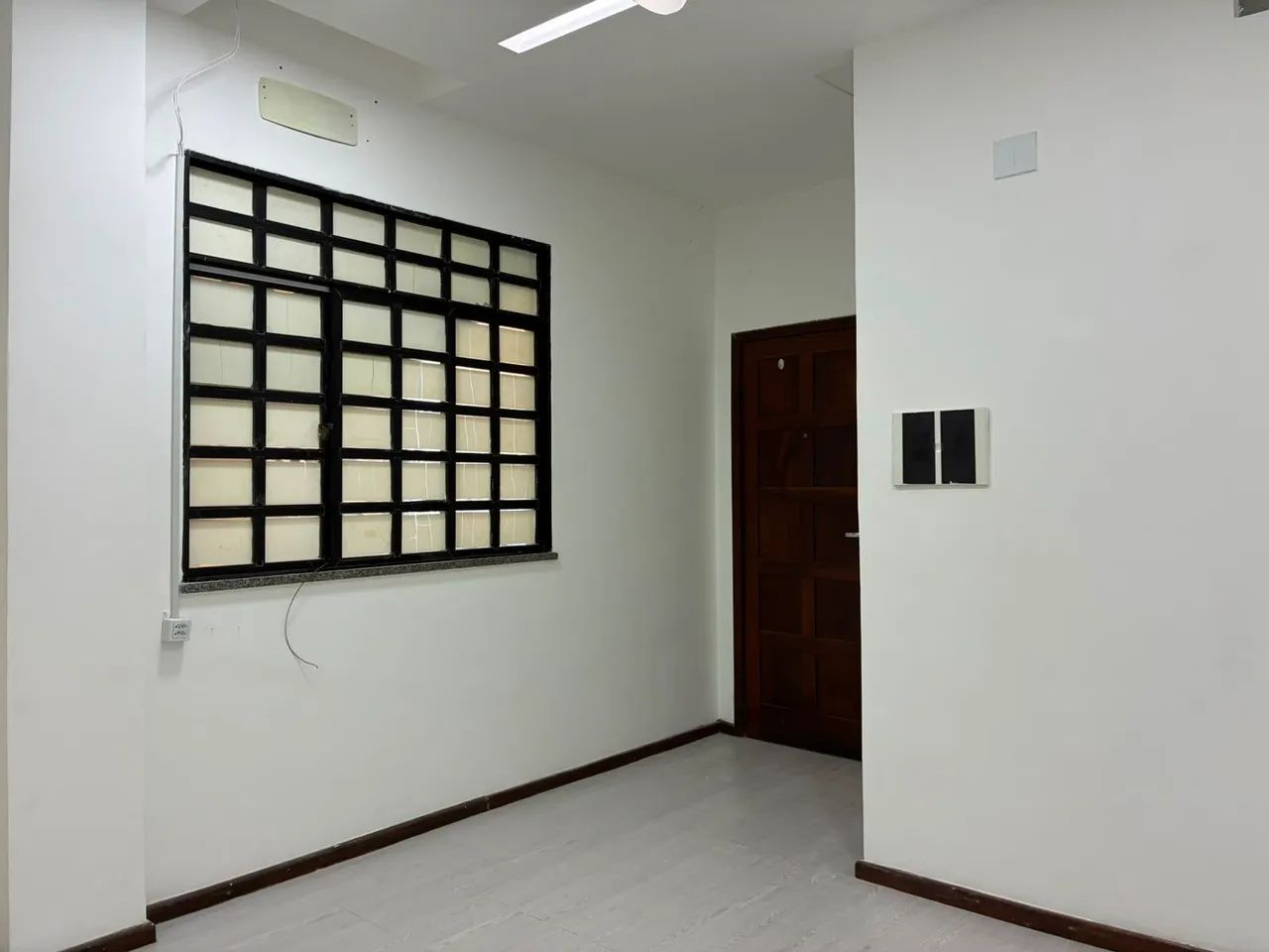 ALUGA-SE SALA COMERCIAL - COROA DO MEIO.