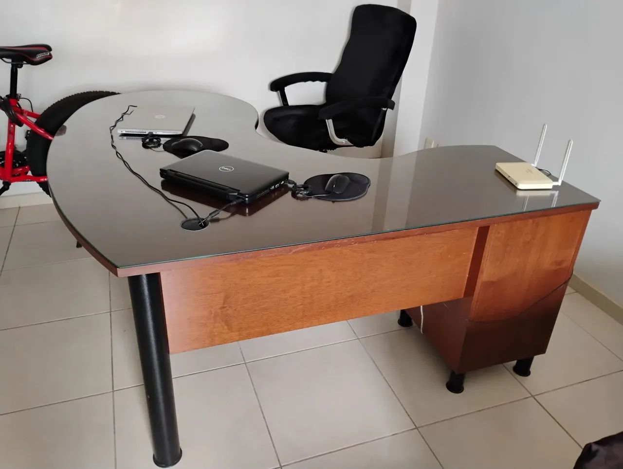 Mesa de escritório (vidro + madeira rústica)