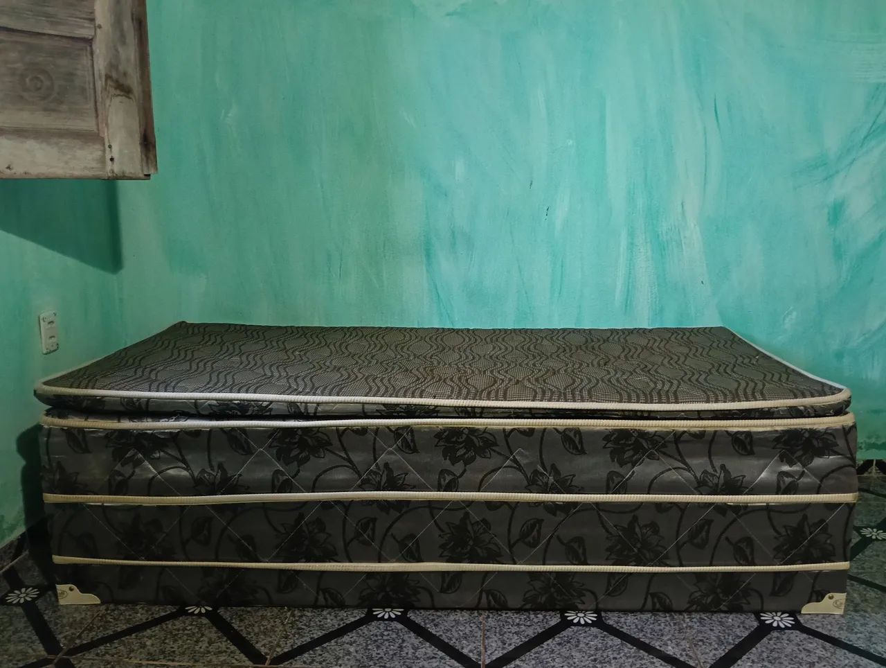 Cama box de solteiro - bom R$250
