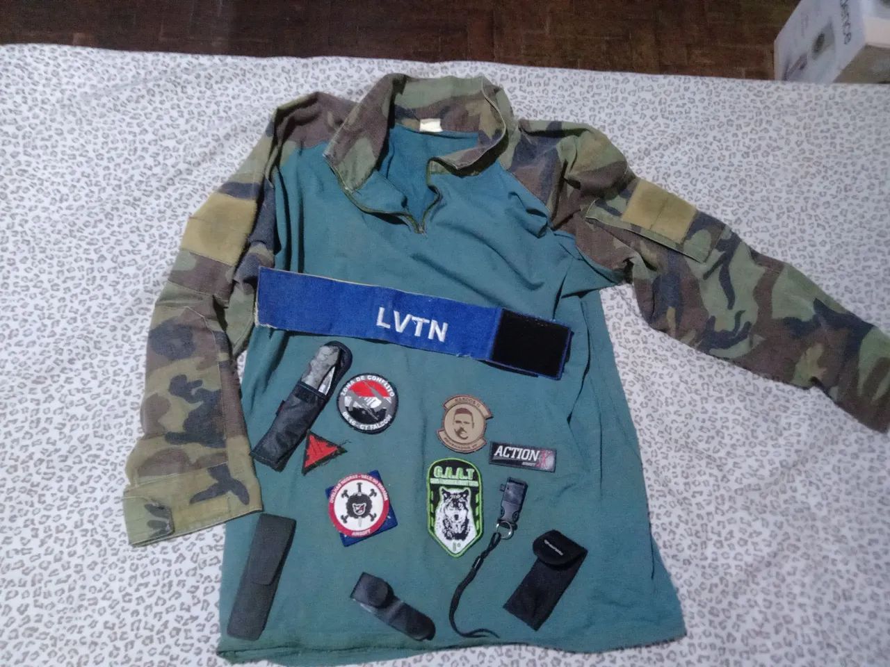 Camisa tática combat shirt camuflada  e acessórios.  - Foto 5
