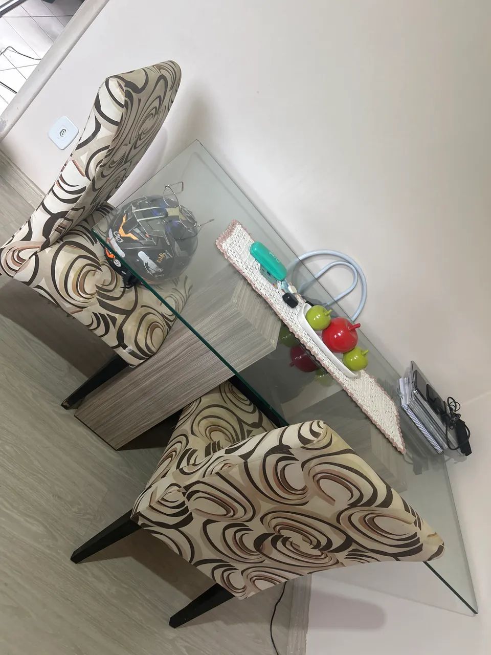 Mesa de jantar com duas cadeiras 200R$