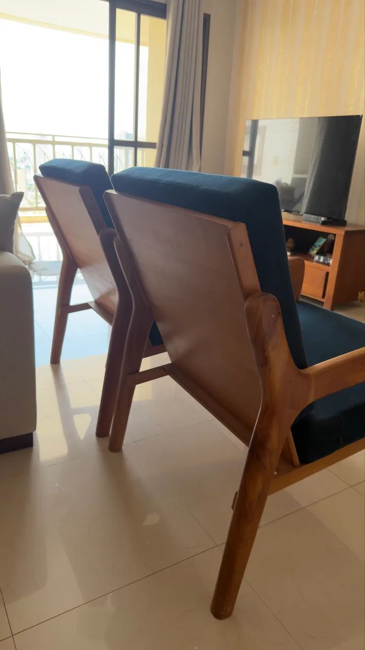 Poltronas de madeira com estofado - Foto 5