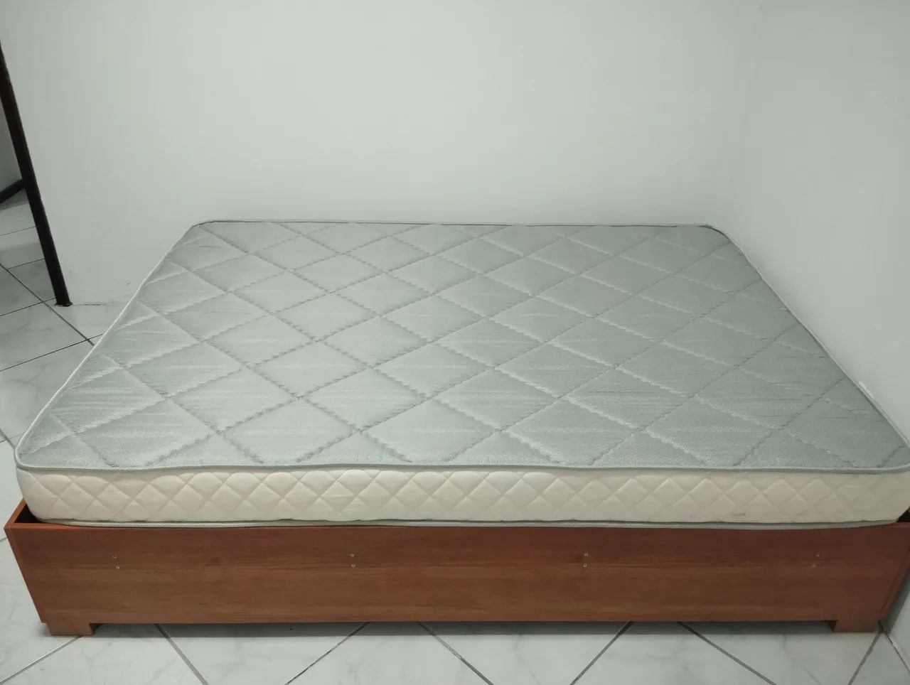 Cama e colchão de espuma D33