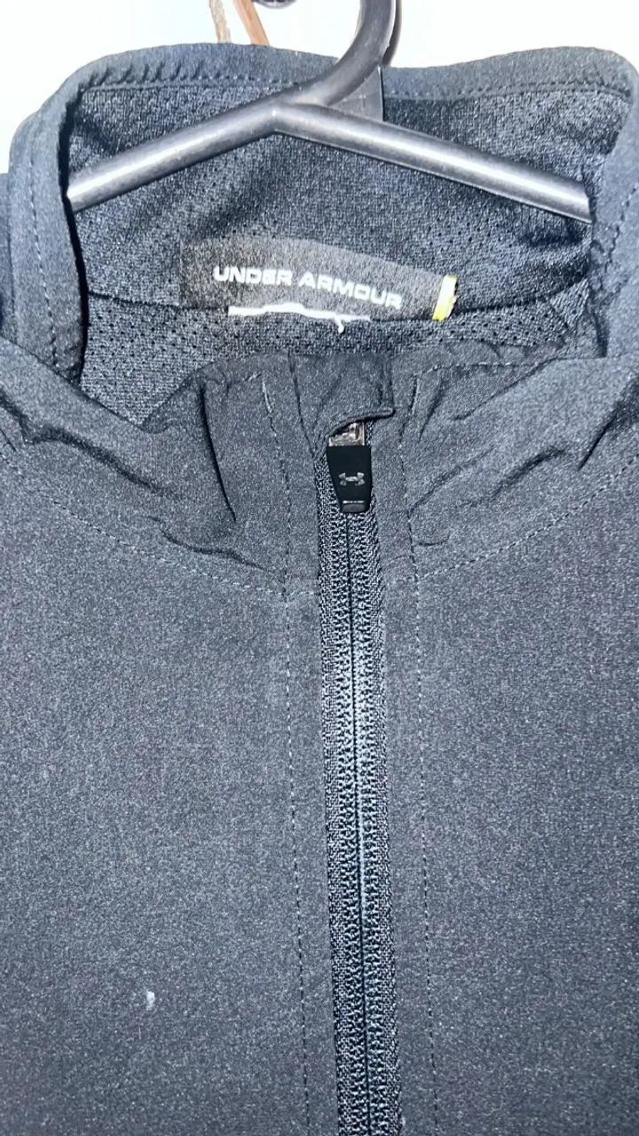 Blusa Under Armour com Zíper preta - M  - Foto 4