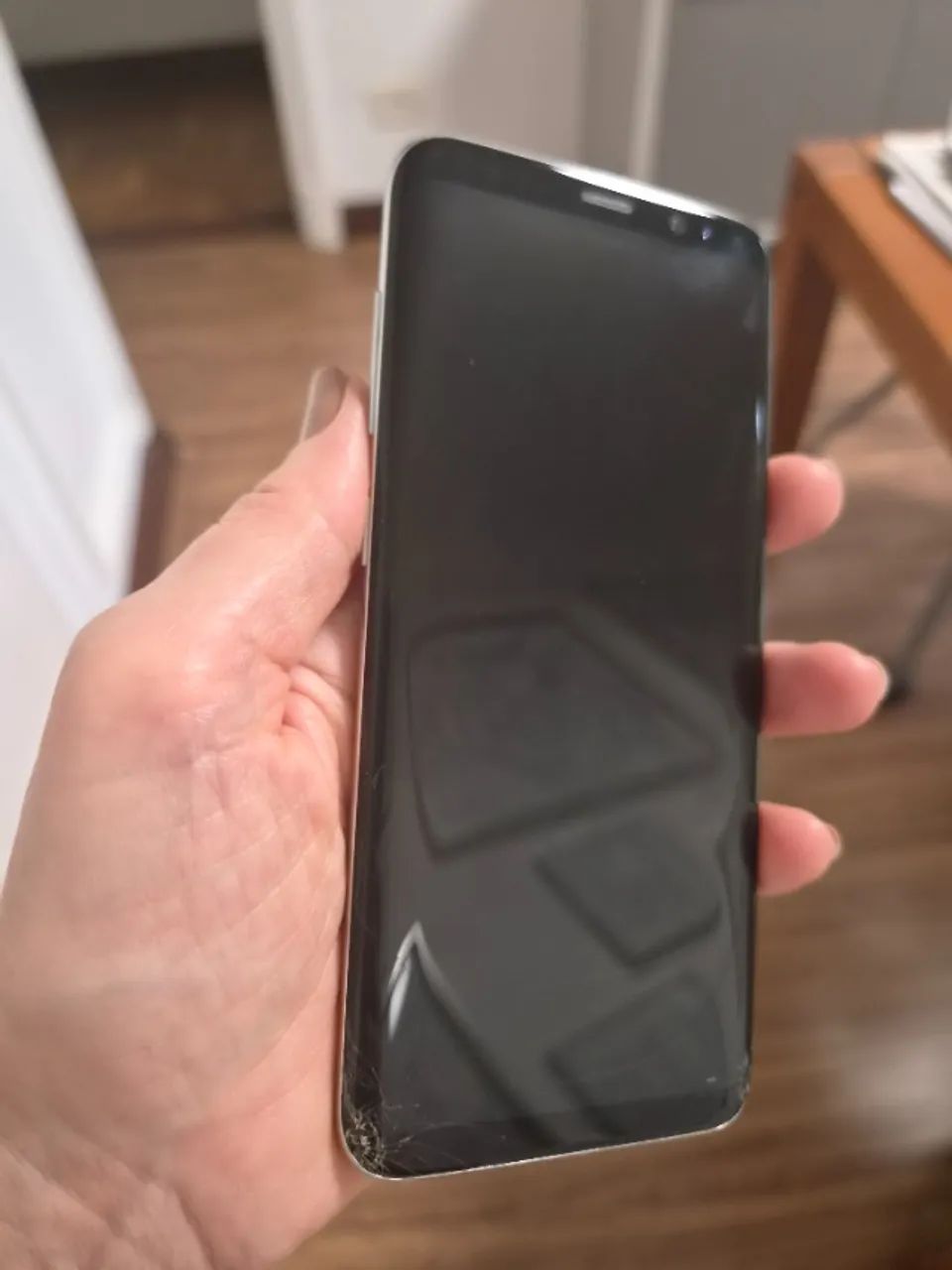 celular S8 prata com capinha nova - Foto 3