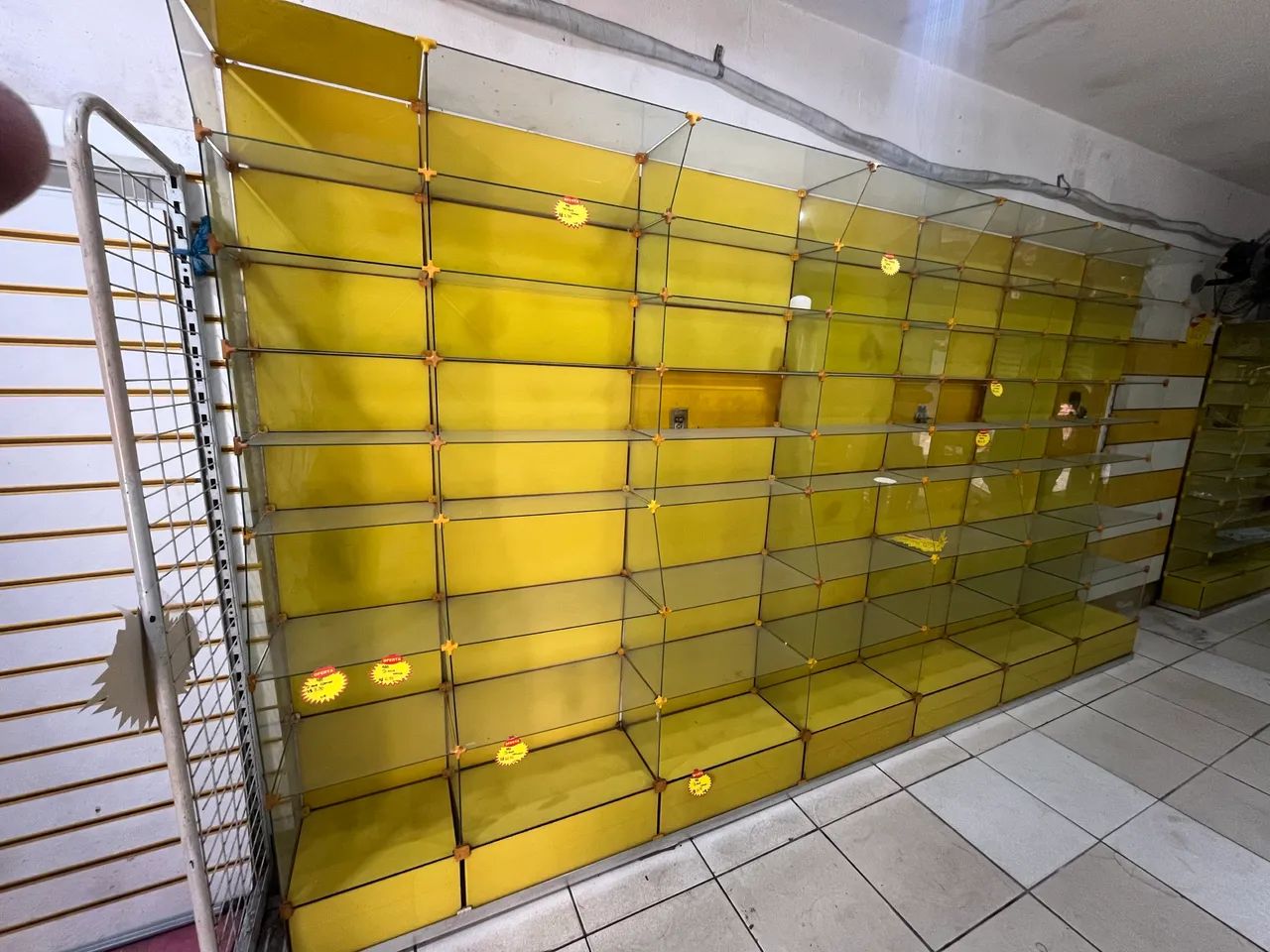 Vendo Gondolas para loja e farmácia e perfumaria  - Foto 4